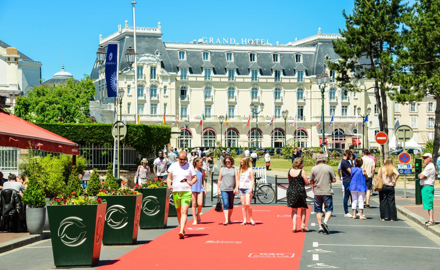 L'Avenue de la Mer, son tapis rouge et le Grand Hôtel de Cabourg