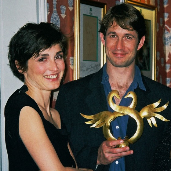 Julie Gayet, membre du Jury court métrage, et Grégori Derangère, présentant le Swann d'Or pour Bon Voyage de Jean-Paul Rappeneau.