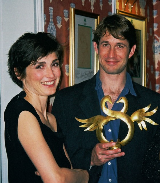 Julie Gayet, membre du Jury court métrage, et Grégori Derangère, présentant le Swann d'Or pour Bon Voyage de Jean-Paul Rappeneau.