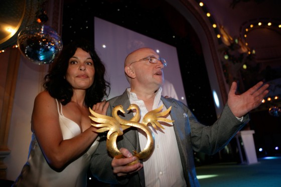 Isabelle Mergault remet à Michel Blanc le Swann d'Or du meilleur acteur pour Je vous trouve très beau