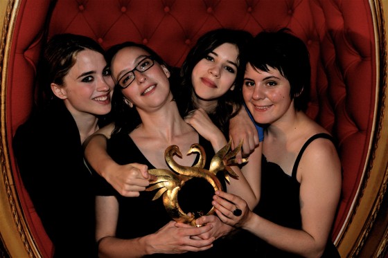 L’équipe de Naissance des pieuvres et son Swann d'Or du Prix de la Jeunesse : Adèle Haenel, la réalisatrice Céline Sciamma, Pauline Acquart et Louise Blachère