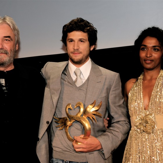 Andrzej Zulawski et Sara Martins entourant Guillaume Canet, récompensé pour sa prestation d’acteur dans le film de Claude Berri Ensemble c’est tout