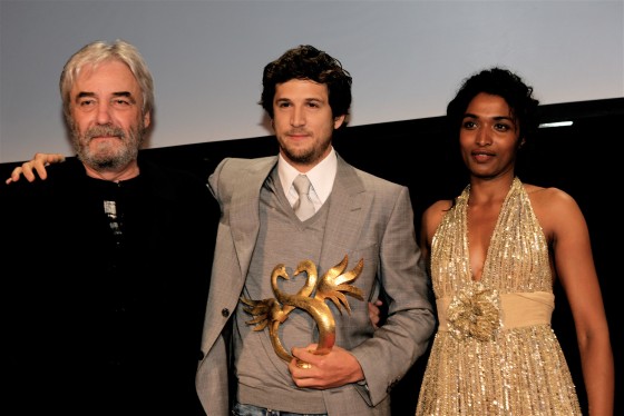 Andrzej Zulawski et Sara Martins entourant Guillaume Canet, récompensé pour sa prestation d’acteur dans le film de Claude Berri Ensemble c’est tout