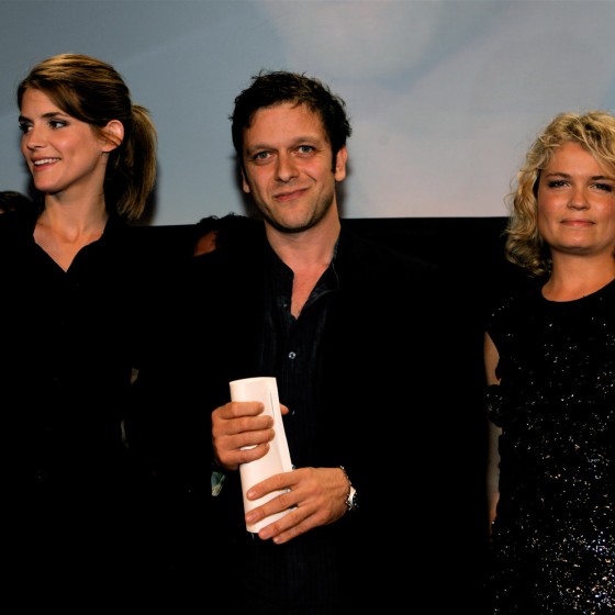 Alice Taglioni et Sarah Biasini remettant le prix d’interprétation masculine à Jonathan Zaccaï pour le court métrage de Aure Atika De l’Amour.