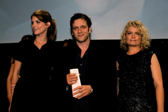 Alice Taglioni et Sarah Biasini remettant le prix d’interprétation masculine à Jonathan Zaccaï pour le court métrage de Aure Atika De l’Amour.