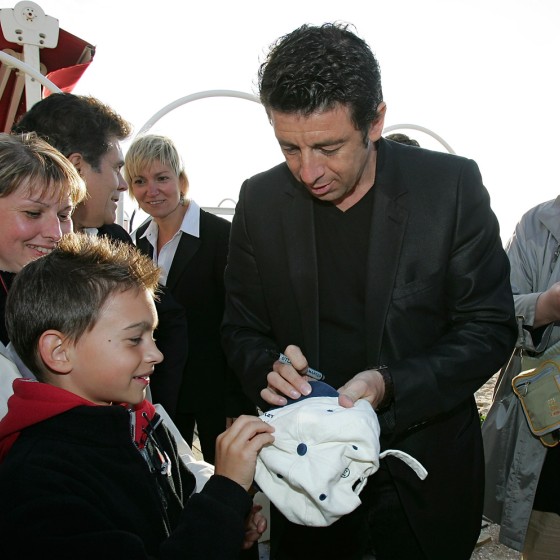 Patrick Bruel signe des autographes