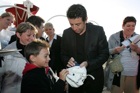 Patrick Bruel signe des autographes