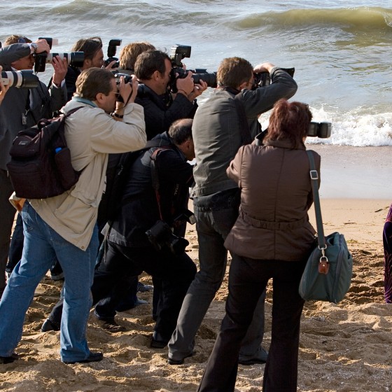 Helena Noguerra prend la pose sur la plage des romantiques