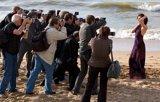 Helena Noguerra prend la pose sur la plage des romantiques