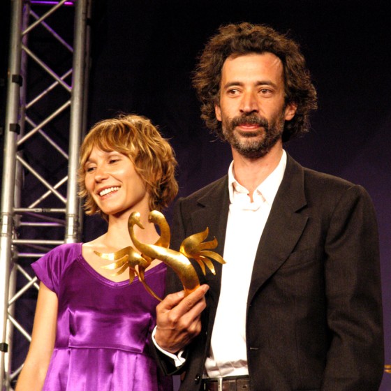 Dinara Droukarova remet le Swann d'Or du meilleur acteur à Eric Elmosnino pour son interprétation de Serge Gainsbourg dans le film de Joann Star