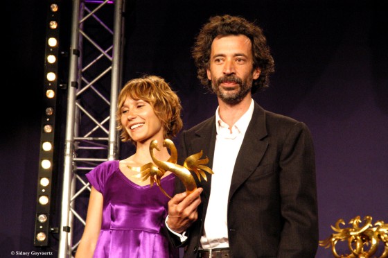 Dinara Droukarova remet le Swann d'Or du meilleur acteur à Eric Elmosnino pour son interprétation de Serge Gainsbourg dans le film de Joann Star