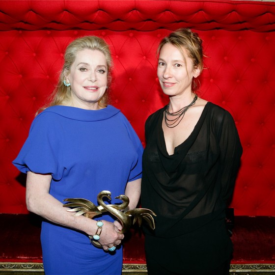 Catherine Deneuve, Swann d'Or coup de coeur 2013 dans *Elle s'en va*, accompagnée de la réalisatrice Emmanuelle Bercot
