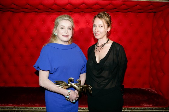 Catherine Deneuve, Swann d'Or coup de coeur 2013 dans *Elle s'en va*, accompagnée de la réalisatrice Emmanuelle Bercot