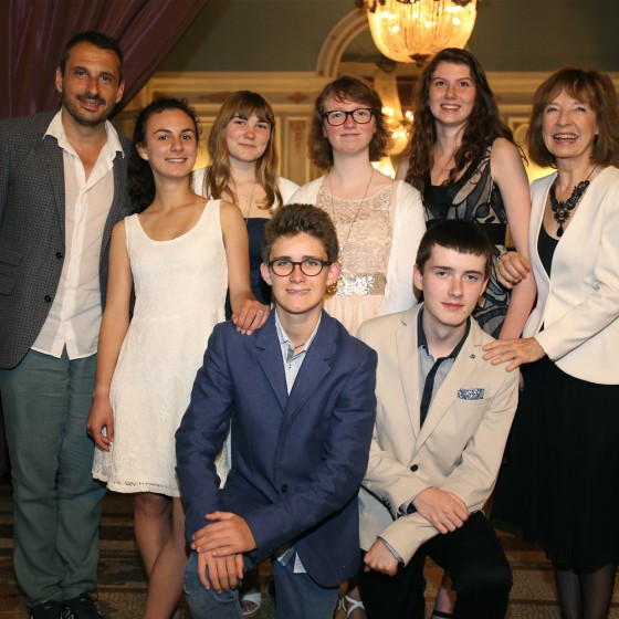 Le Jury Jeunesse présidé par **Anne Queffelec** 
*(maquillage : Dr.Hauschka, coiffure : Franck Provost)* 
& **Safy Nebbou** et composé de : **Pauline Pitt**, **Marie Leneveu**, 
**Mathilde Leroy**, **Léa Petit**, **Arthur Beurton** et **Maxence Monsois**.