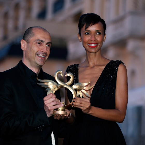 **Sonia Rolland**, marraine du Prix du Public, et **Hugues Peysson**, 
représentant le film *Lessons in Love* lauréat du Prix du Public
*(coiffure : Franck Provost, maquillage Dr. Hauschka)*
