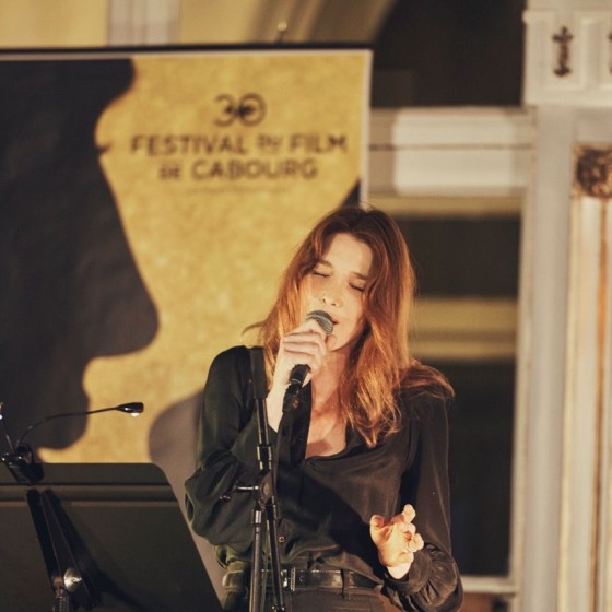 **Carla Bruni**, venue interpréter gracieusement quelques titres de son répertoire lors de la Soirée Caritative au profit de Children Of The Sun