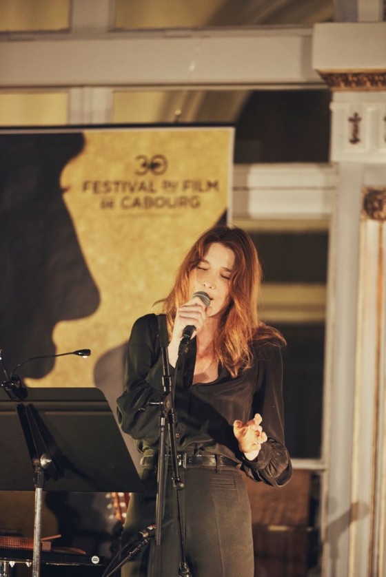 **Carla Bruni**, venue interpréter gracieusement quelques titres de son répertoire lors de la Soirée Caritative au profit de Children Of The Sun