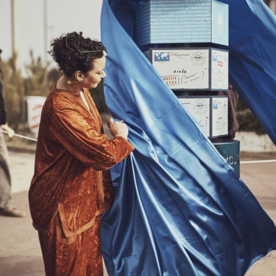 **Loubna Abidar** inaugure la colonne Océanie du *Méridien de l'Amour*
*(coiffure : Franck Provost, maquillage : Dr Hauschka)*