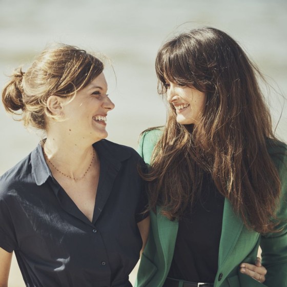 **Marie Madinier**, réalisatrice du **Secret des banquises** et **Charlotte Le Bon**, actrice principale
*(coiffure : Franck Provost, maquillage : Dr Hauschka)*