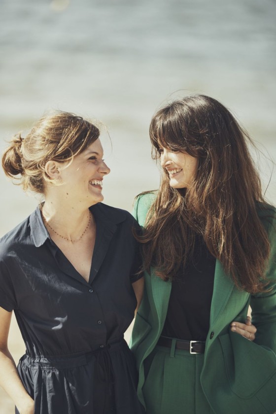**Marie Madinier**, réalisatrice du **Secret des banquises** et **Charlotte Le Bon**, actrice principale
*(coiffure : Franck Provost, maquillage : Dr Hauschka)*