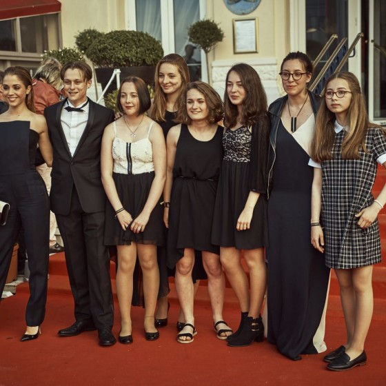 Le Jury Jeunesse parrainé par **Alice Isaaz** 
*(maquillage : Dr.Hauschka, coiffure : Franck Provost)* 
& **Rod Paradot** et composé de : **Zoé Aussant**, **Laurine Delande**, 
**Lise Gardoni**, **Madeline Masse**, **Morgane Née** et **Faustine Roméro**.