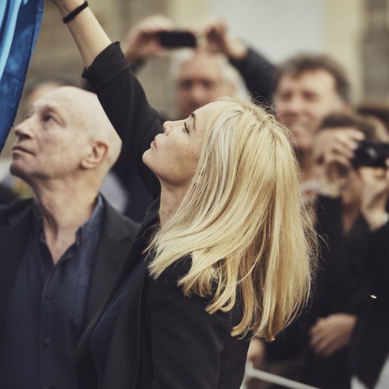 **Emmanuelle Béart**, présidente du Grand Jury
*(coiffure : Franck Provost, maquillage : Dr Hauschka, couture : Elie Saab)*