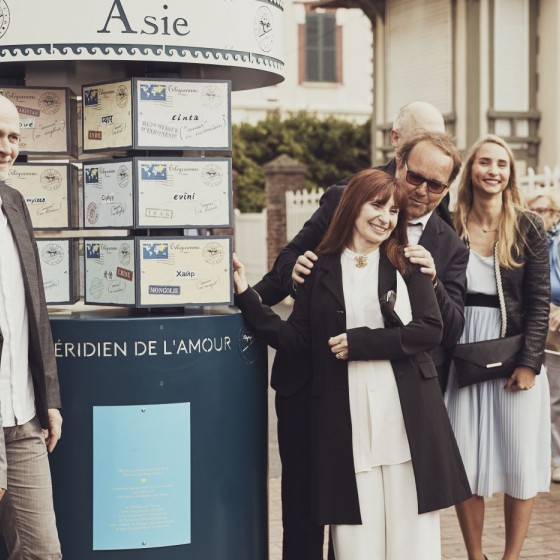**Tristan Duval**, Maire de Cabourg, **Guillaume Laurant**, président de l'association du Festival du Film de Cabourg, **Ariane Ascaride** et **Xavier Beauvois** à l'inauguration du *Méridien de l'Amour*
*(coiffure : Franck Provost, maquillage : Dr Hauschka)*