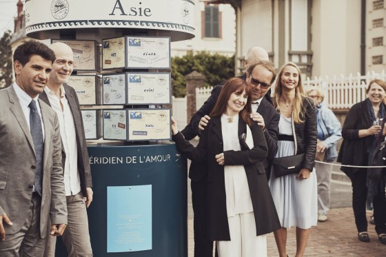 **Tristan Duval**, Maire de Cabourg, **Guillaume Laurant**, président de l'association du Festival du Film de Cabourg, **Ariane Ascaride** et **Xavier Beauvois** à l'inauguration du *Méridien de l'Amour*
*(coiffure : Franck Provost, maquillage : Dr Hauschka)*
