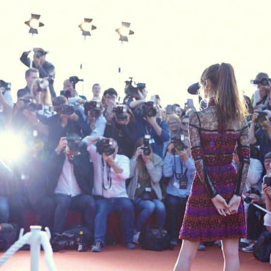**Charlotte Le Bon** venue présenter *Le secret des banquises* de **Marie Madinier**
*(coiffure : Franck Provost, maquillage : Dr Hauschka, couture : Elie Saab)*