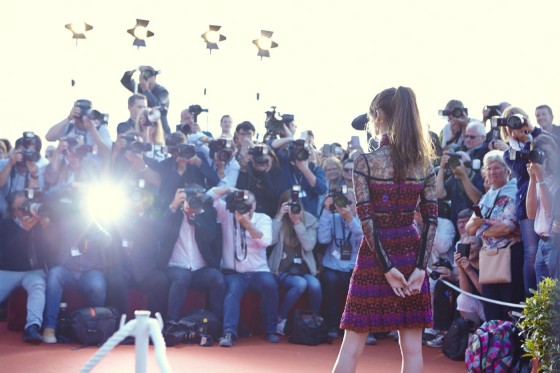 **Charlotte Le Bon** venue présenter *Le secret des banquises* de **Marie Madinier**
*(coiffure : Franck Provost, maquillage : Dr Hauschka, couture : Elie Saab)*