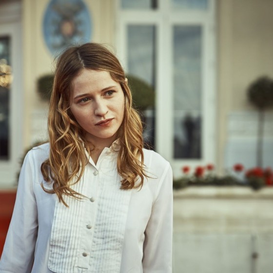 **Christa Théret** Swann d'Or de la révélation féminine dans *La Fille du patron* d’**Olivier Loustau**
*(coiffure : Franck Provost, maquillage : Dr Hauschka)*