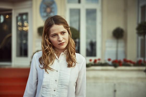 **Christa Théret** Swann d'Or de la révélation féminine dans *La Fille du patron* d’**Olivier Loustau**
*(coiffure : Franck Provost, maquillage : Dr Hauschka)*
