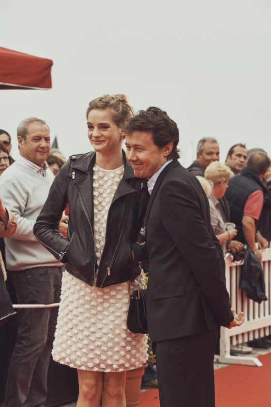 **Noémie Schmidt**, Premier Rendez-Vous féminin dans *L’étudiante et monsieur Henri*
d’**Ivan Calbérac** en compagnie du réalisateur **Ivan Calbérac**
*(coiffure : Franck Provost, maquillage : Dr Hauschka)*