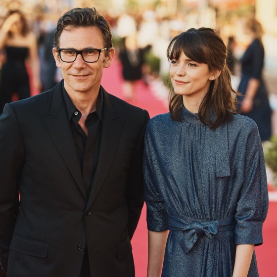 Michel Hazanavicius réalisateur et Stacy Martin (Coiffée par Franck Provost et maquillée par Dr. Hauschka) actrice du film *Le redoutable*.