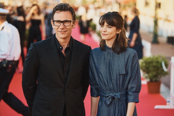 Michel Hazanavicius réalisateur et Stacy Martin (Coiffée par Franck Provost et maquillée par Dr. Hauschka) actrice du film *Le redoutable*.