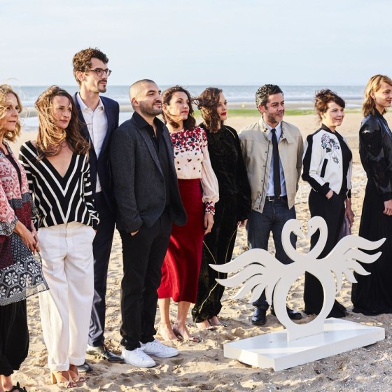 Le Grand Jury : (de Gauche à Droite) Nathanaël Karmitz, Camille Laurens, Camille Cottin, Hugo Gélin, Ibrahim Maalouf,  Aure Atika, Marion Cotillard, Manu Payet, Anne Dorval et les deux parrains du Jury Jeunesse : 
Nora Arnezeder et Stéphane De Freitas.