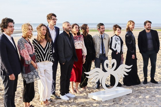 Le Grand Jury : (de Gauche à Droite) Nathanaël Karmitz, Camille Laurens, Camille Cottin, Hugo Gélin, Ibrahim Maalouf,  Aure Atika, Marion Cotillard, Manu Payet, Anne Dorval et les deux parrains du Jury Jeunesse : 
Nora Arnezeder et Stéphane De Freitas.
