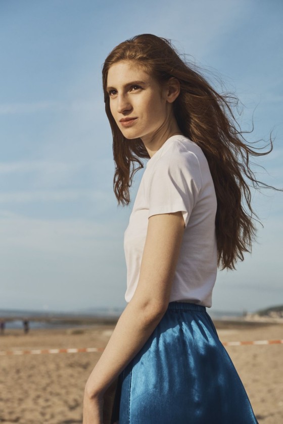 Agathe Bonitzer (Coiffée par Franck Provost et maquillée par Dr. Hauschka) pour * Le Chemin* de Jeanne Labrune.