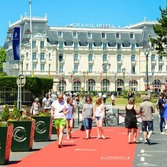 L'Avenue de la Mer, son tapis rouge et le Grand Hôtel de Cabourg