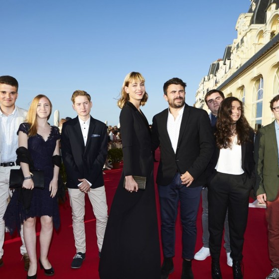 Nora Arnezeder (Coiffée par Franck Provost, maquillée par Dr. Hauschka et habillée par Elie Saab) et Stéphane de Freitas entourés du Jury Jeunesse venu des lycées de la Région Normandie.