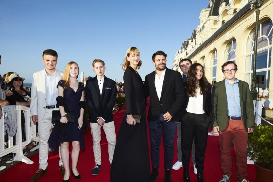 Nora Arnezeder (Coiffée par Franck Provost, maquillée par Dr. Hauschka et habillée par Elie Saab) et Stéphane de Freitas entourés du Jury Jeunesse venu des lycées de la Région Normandie.