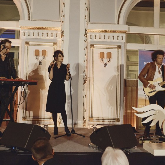 Adrienne Pauly 
*Maquillage Dr Hauschka Coiffure Franck Provost*
*Le Grand Hôtel Cabourg - MGallery by Sofitel, Roger Vivier*