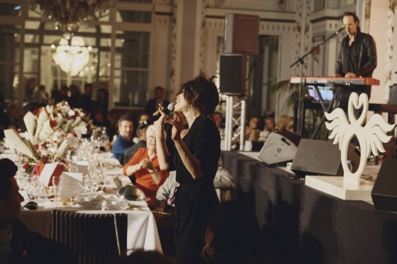 Adrienne Pauly 
*Maquillage Dr Hauschka Coiffure Franck Provost*
*Le Grand Hôtel Cabourg - MGallery by Sofitel *