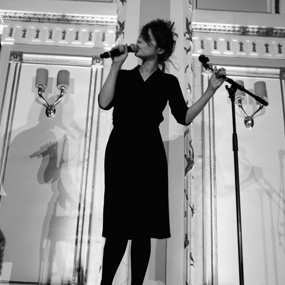 Adrienne Pauly
*Maquillage Dr Hauschka, Coiffure Franck Provost, Roger Vivier*