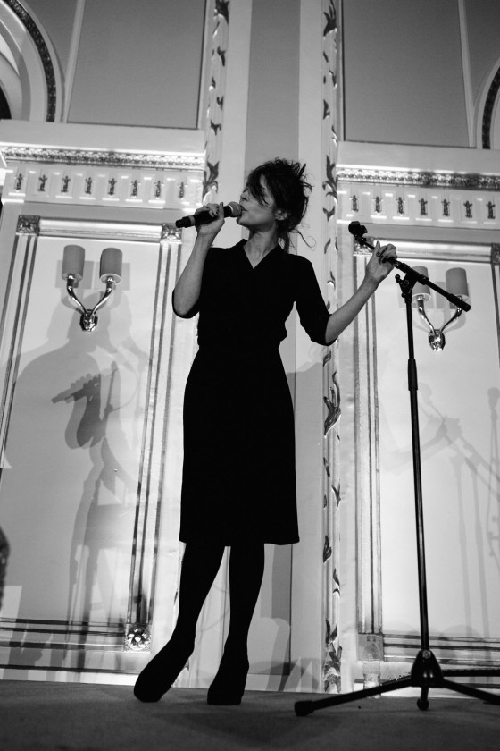 Adrienne Pauly
*Maquillage Dr Hauschka, Coiffure Franck Provost, Roger Vivier*