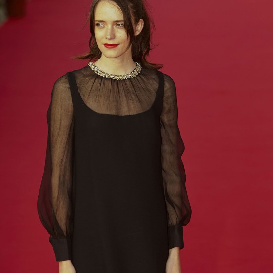 Stacy Martin
*Maquillage Dr Hauschka Coiffure Franck Provost*, *Roger Vivier *