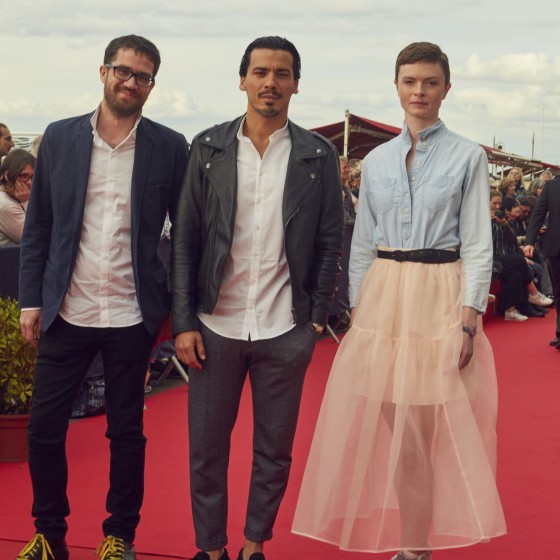Jonathan Desoindre (réalisateur), Ella Kowalska (réalisatrice) et Tewfik Jallab (acteur)

Maquillage : Dr. Hauschka
Coiffure : Franck Provost
Chemise : Bourrienne Paris X
