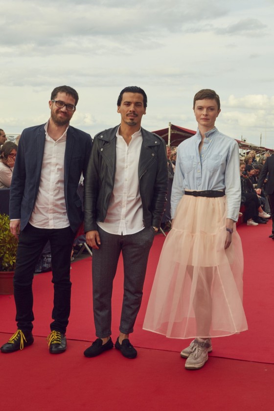 Jonathan Desoindre (réalisateur), Ella Kowalska (réalisatrice) et Tewfik Jallab (acteur)

Maquillage : Dr. Hauschka
Coiffure : Franck Provost
Chemise : Bourrienne Paris X