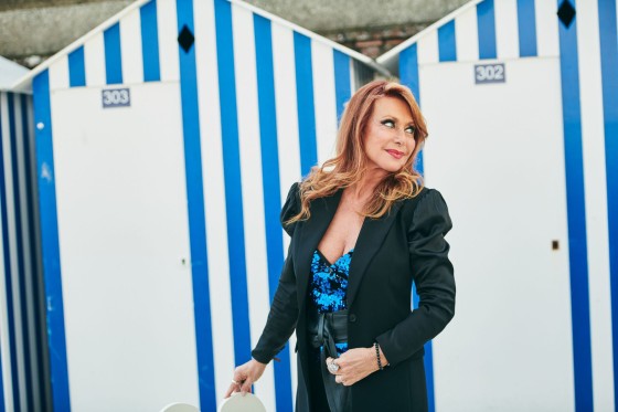 Julie Pietri
Maquillage : Dr. Hauschka
Coiffure : Franck Provost