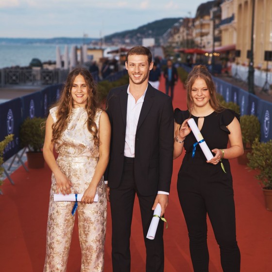 Justine Lacroix (actrice), Sarah Henochsberg (actrice) et Tom Mercier (acteur), lauréats des Premiers Rendez-Vous

Maquillage : Dr. Hauschka
Coiffure : Franck Provost
Chemise : Bourrienne Paris X